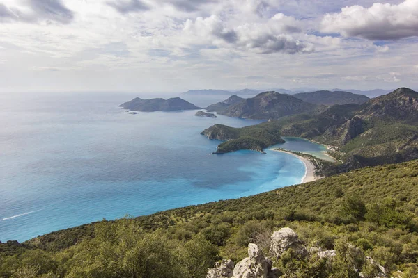Vackra oludeniz beach från klippan i bergen nära Medelhavet — Stockfoto