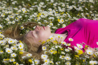sarışın kız çiçek sahada gözleri kapalı yalan