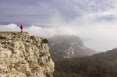 kız bir uçurum Dağları üzerinde ayakta