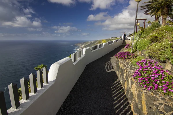 Ponto de vista para o oceano com cerca branca e flores — Fotografia de Stock