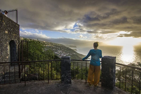 Menina olhando para o pôr do sol na ilha de Tenerife com vista para o oceano e vulcão teide — Fotografia de Stock