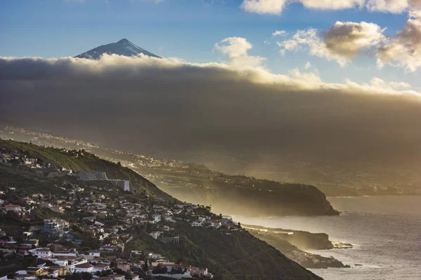 Pôr do sol na ilha de Tenerife com vista para o vulcão teide — Fotografia de Stock