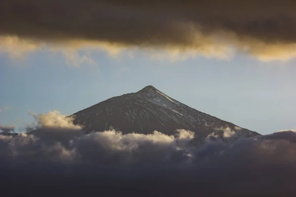 Zonsondergang op tenerife eiland met uitzicht op de teide vulkaan — Stockfoto