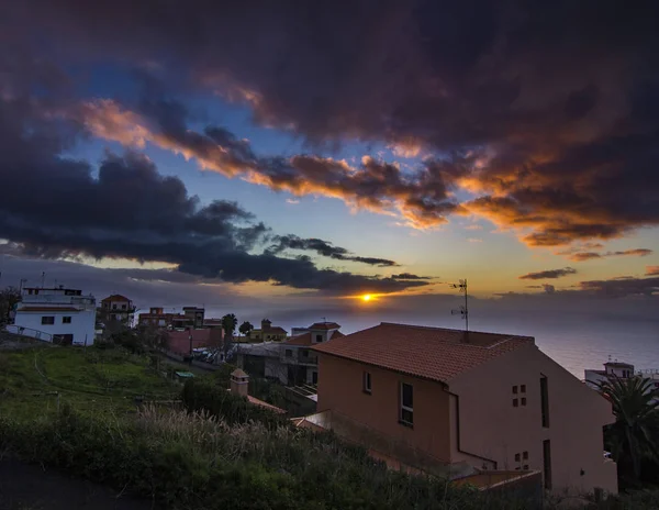 Pôr do sol na ilha de Tenerife com vista para o oceano e os edifícios — Fotografia de Stock