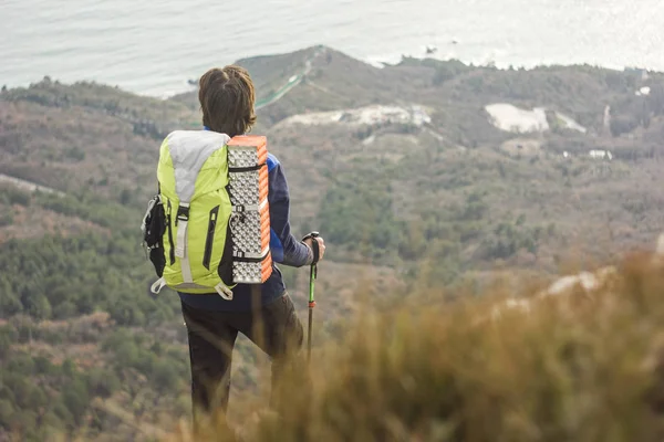 Man standing on a cliff in mountains — Stock Photo, Image