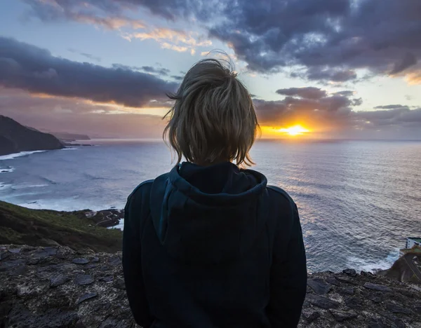 Fille regardant le coucher du soleil sur l'île tenerife avec vue sur l'océan et le volcan teide — Photo