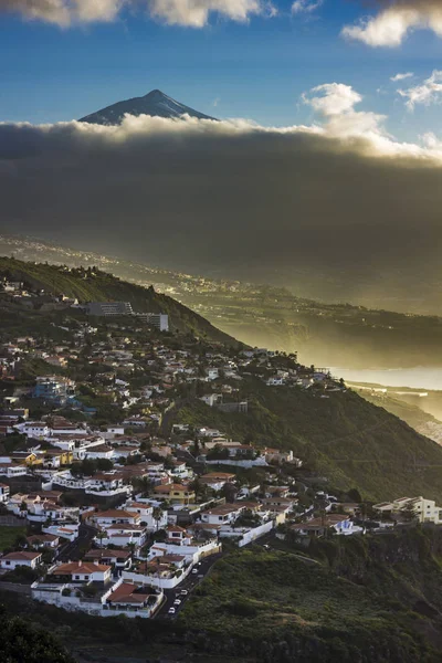 Sonnenuntergang auf der Insel Teneriffa mit Blick auf Dörfer am Hang und Teide Vulkan — Stockfoto