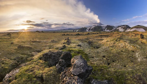 Volcanes activos de Kamchatka con colinas nevadas al atardecer — Foto de Stock