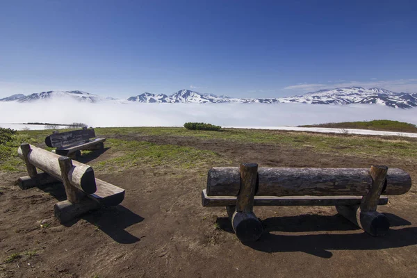 Скамейки на поле над вулканами Камчатки на восходе солнца — стоковое фото