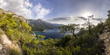 Akdeniz deniz kenarında Dağları Panoraması