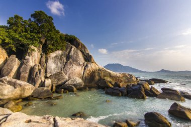okyanus deniz kıyısı Samui Island gündoğumu, taşlı