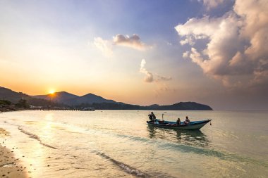 avuç içi ve gün batımında suda Samui Adası tekne ile okyanus deniz kıyısı