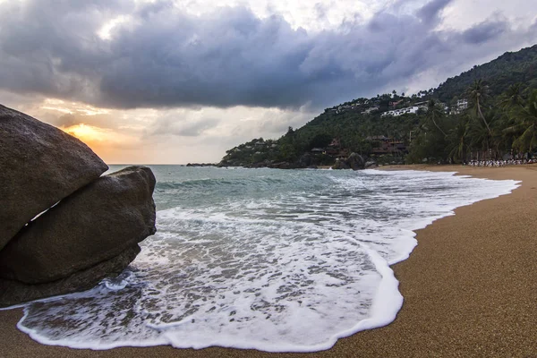 Mar litoral com pedra ao nascer do sol na ilha de Samui — Fotografia de Stock