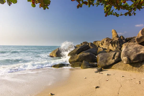 Ocean seashore with stone at sunrise in Samui island — Stock Photo, Image