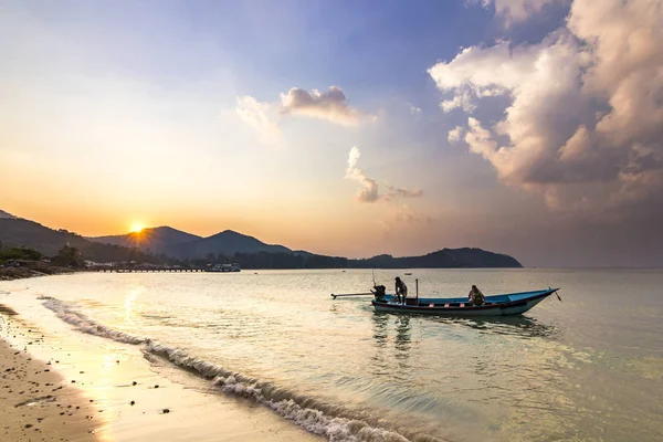 avuç içi ve gün batımında suda Samui Adası tekne ile okyanus deniz kıyısı