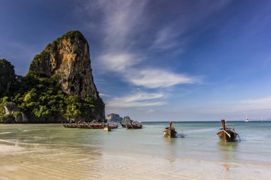 Okyanus Sahil Adası ve su Krabi, Tayland için gün batımında tekne ile