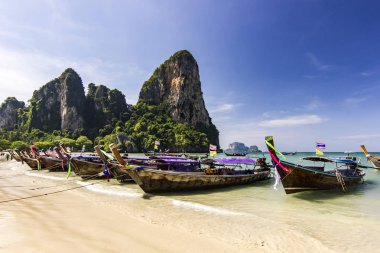 Okyanus Sahil Adası ve su Krabi, Tayland için gün batımında tekne ile