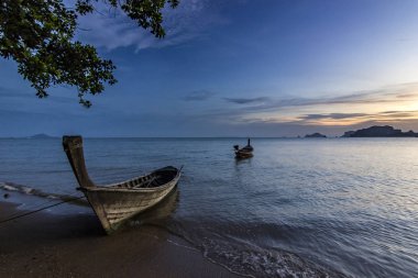Okyanus Sahil Adası ve su Krabi, Tayland için gün batımında tekne ile