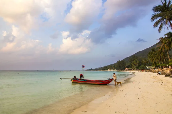 Meeresküste mit Palmen und Boot auf dem Wasser bei Sonnenuntergang in Phangan Island — Stockfoto