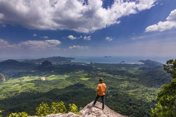 석양 아래 산에 바위에 서 있는 남자 — 스톡 사진
