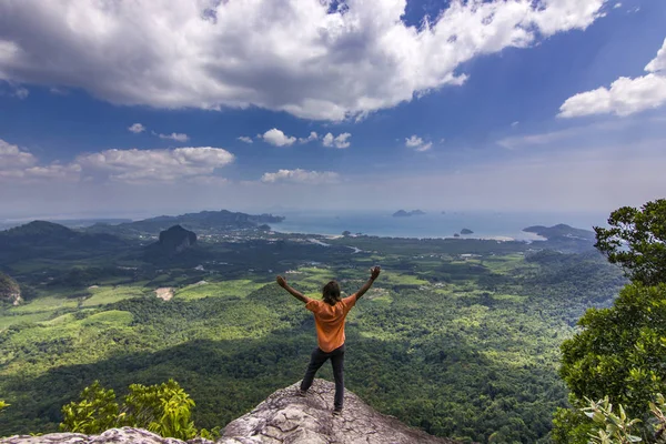 dağlar aşağıdaki gün batımında kayada duran adam
