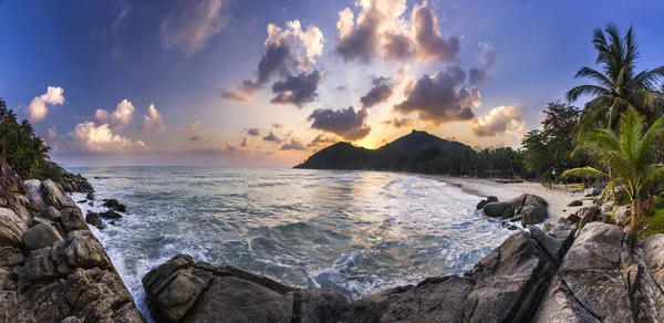 Meeresküste mit Palmen bei Sonnenaufgang in Phangan Island — Stockfoto