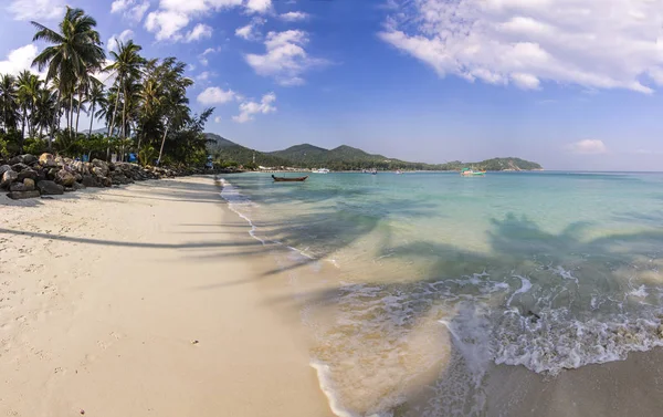 Meeresküste mit Palmen bei Sonnenaufgang in Phangan Island — Stockfoto