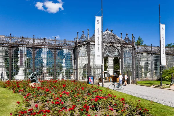 Hluboka Nad Vltavou, Çek Cumhuriyeti - 2 Temmuz 2018: neo-gotik kalesi ve bahçeleri Hluboka yakınındaki Ceske Budejovice, South Bohemia, Çek Cumhuriyeti. Kültürel tarihi bölge.