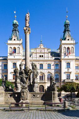 Pardubice, Çek Cumhuriyeti - 25 Temmuz 2018: Rönesans Belediye Binası ve Marian sütun, Pardubice, East Bohemia, Çek Cumhuriyeti