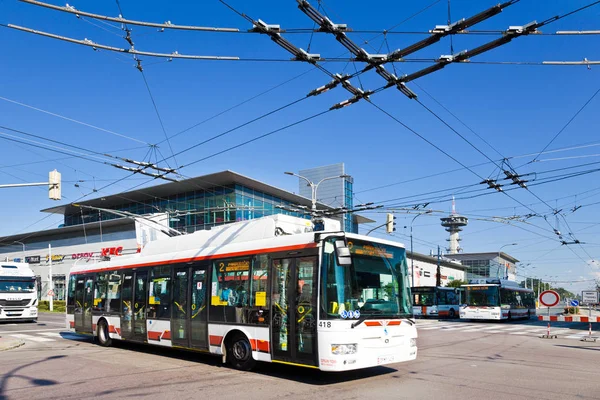 Pardubice Tschechische Republik Juli 2018 Trolleybus Auf Der Modernen Straße — Stockfoto