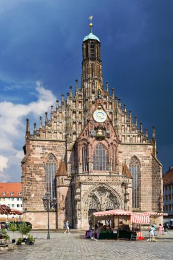 Almanya, Nürnberg - 4 Ağustos 2018: Schoner Brunnen, Gotik Frauenkirche Hauptmarkt, Nürnberg, Almanya üzerinde. Ortaçağ şehrin tarihi merkezi