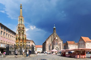 Almanya, Nürnberg - 4 Ağustos 2018: Schoner Brunnen, Gotik Frauenkirche Hauptmarkt, Nürnberg, Almanya üzerinde. Ortaçağ şehrin tarihi merkezi