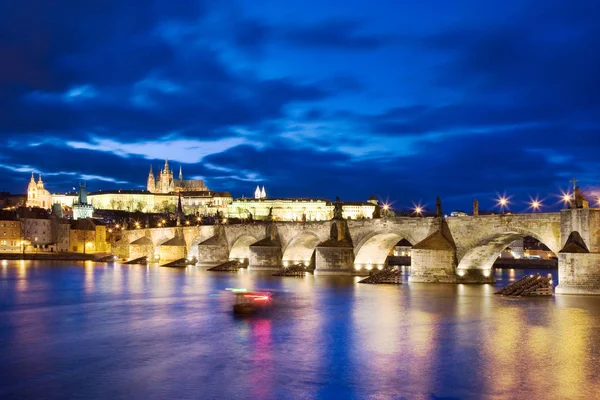Vista Noturna Castelo Praga Com Catedral São Vito Ponte Gótica — Fotografia de Stock