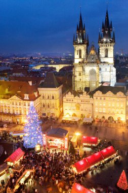 Çek Cumhuriyeti, Prag - 18 Ocak 2016: Gotik Tyne Katedrali ile Prag Noel pazarı Eski Şehir Meydanı üzerinde eski şehir, Prag (Unesco), Çek Cumhuriyeti