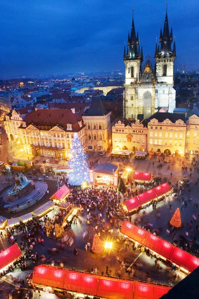 Çek Cumhuriyeti, Prag - 18 Ocak 2016: Gotik Tyne Katedrali ile Prag Noel pazarı Eski Şehir Meydanı üzerinde eski şehir, Prag (Unesco), Çek Cumhuriyeti