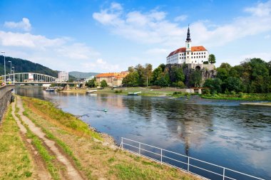 Decin, Çek Cumhuriyeti - 19 Eylül 2018: kale ve Elbe Nehri, kasaba Decin, Kuzey Bohemia, Çek Cumhuriyeti