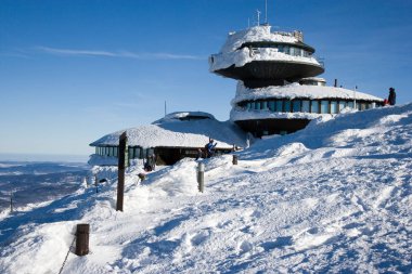 Çek Cumhuriyeti; Snezka - 11 Ocak 2016: Lehçe chalet Snezka tepe üzerinde. Karlı kış kırsal, Snezka Dağı - Ruzova hora, Krkonose (Giant mountains), Çek Cumhuriyeti