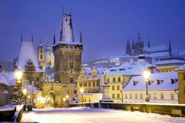 Kış karlı Charles Köprüsü, Gotik Lesser Town bridge tower, Lesser town bölgesinde, Prag (Unesco), Çek Cumhuriyeti, Avrupa