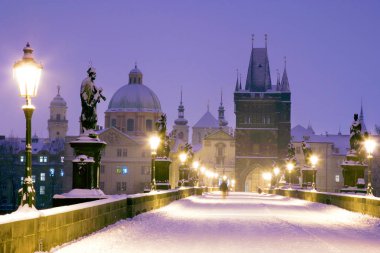 Kış karlı Charles Köprüsü, Gotik Old Town bridge tower, eski şehir bölgesi, Prag (Unesco), Çek Cumhuriyeti, Avrupa