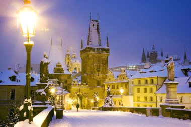 Kış karlı Charles Köprüsü, Gotik Lesser Town bridge tower, Lesser town bölgesinde, Prag (Unesco), Çek Cumhuriyeti, Avrupa