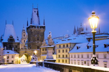 Kış karlı Charles Köprüsü, Gotik Lesser Town bridge tower, Lesser town bölgesinde, Prag (Unesco), Çek Cumhuriyeti, Avrupa