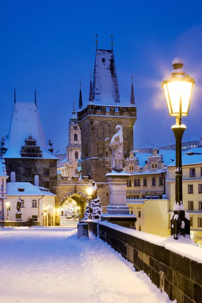 Vinter Snöiga Karlsbron Gotiska Malá Strana Bridge Tower Lesser Town — Stockfoto