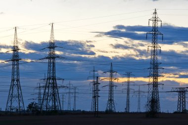 -Güç Enerji sanayi - elektrik direkleri ile coloful gökyüzü günbatımı