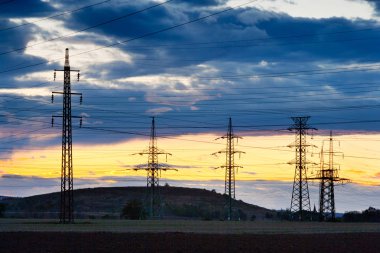 -Güç Enerji sanayi - elektrik direkleri ile coloful gökyüzü günbatımı