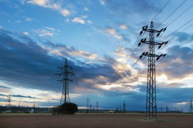 -Güç Enerji sanayi - elektrik direkleri ile coloful gökyüzü günbatımı