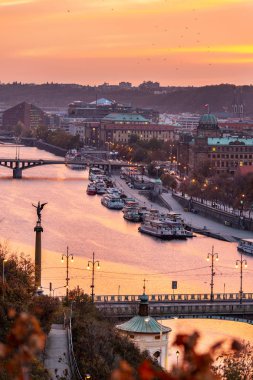 Vltava - Amerikanlar nehir dolgu, Old town, Prague (Unesco), Çek Cumhuriyeti - town sonbahar sabahı sunrise adlı