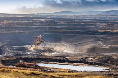 Çek Cumhuriyeti, en-18 Aralık 2018: Offroad safari, Csa kömür çukur, town çoğu, Kuzey Bohemia, Çek Cumhuriyeti. Gezi endüstriyel yatay, 4 x 4 Otomobil.