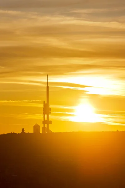 Žižkovská televizní věž při východu slunce, Malá Strana (UNESCO), Pragu — Stock fotografie