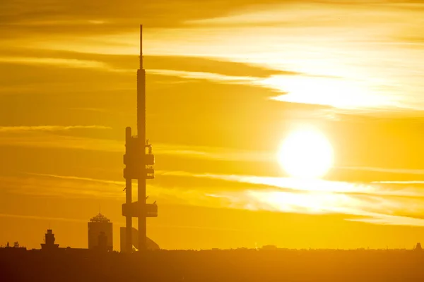 Žižkovská televizní věž při východu slunce, Malá Strana (UNESCO), Pragu — Stock fotografie