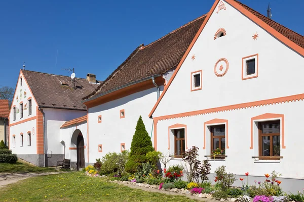 Famous Holasovice village, South Bohemia, Czech republic protected by UNESCO. Typical peasant architecture from 19th century in baroque style. — Stock Photo, Image